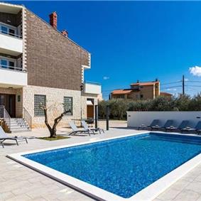 6 bedroom villa with pool near Pula, sleeps 12